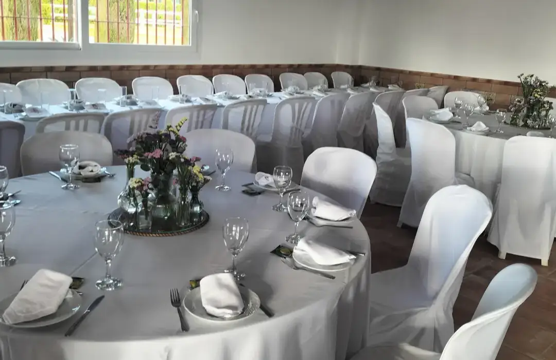 interior-mesas-salon-girasoles